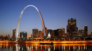 Missouri's Gateway Arch At Night Wallpaper