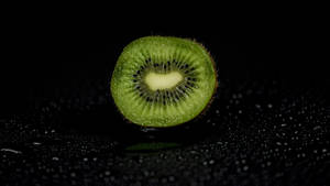 Moist Kiwi Fruit Cut Wallpaper