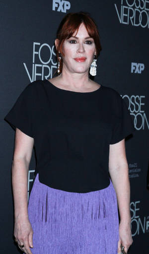 Molly Ringwald Showcasing An Effortless Street Style Look Wallpaper