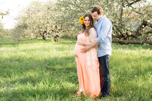 Mom And Dad Maternity Shoot Wallpaper