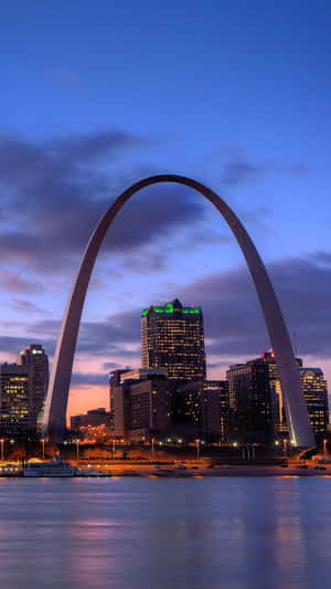 Monochromatic Brilliance - The Gateway Arch Under Menacing Clouds Wallpaper