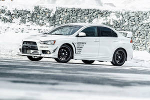 Monochromatic White Mitsubishi Wallpaper