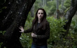 Mujeres Calientes Kristen Stewart In A Forest Wallpaper