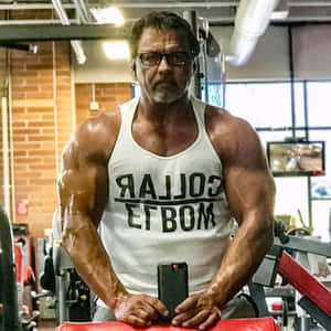 Muscular Man Gym Selfie Wallpaper