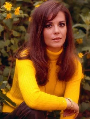 Natalie Wood With Yellow Daisies Wallpaper