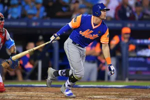 New York Mets Sprinting Player Wallpaper