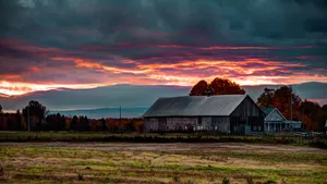 Old Barn Near A Farmhouse Desktop Wallpaper