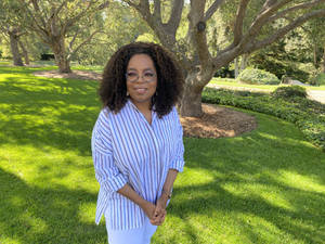 Oprah Winfrey Casual Look Wallpaper