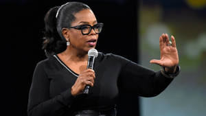 Oprah Winfrey In Black Outfit Wallpaper