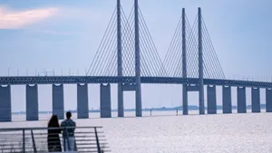 Oresund Bridge Romantic Ocean View Couple Wallpaper