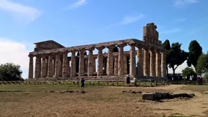Paestum Tourists. Wallpaper