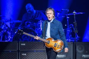 Paul Mccartney Mouthing Concert Wallpaper