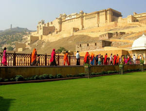 People Walking To Amber Palace Jaipur Wallpaper