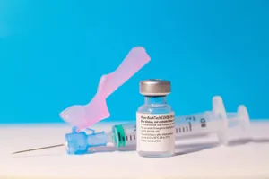 Pfizer Biontech Vaccine Covid-19 Treatment Wallpaper