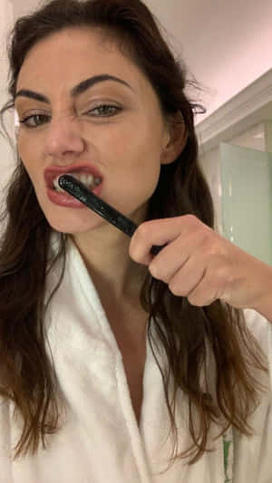 Phoebe Tonkin Brushing Teeth Wallpaper