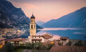 Picturesque Town View At Lago Di Garda Wallpaper