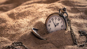 Pocket Watch On Beach Sand Tiempo Background Wallpaper