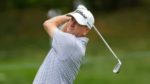 Professional Golfer Steve Flesch Focusing On His Shot Wallpaper