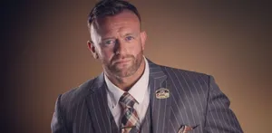 Professional Wrestlerin Suit Wallpaper