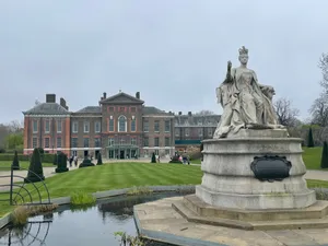 Queen Victoria Statue Kensington Palace Gloomy Wallpaper