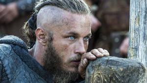 Ragnar Lothbrok 4k Vikings Leaning On Pillar Wallpaper