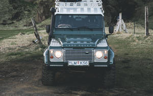 Ready To Explore - Dark Gray 4x4 Land Rover Wallpaper