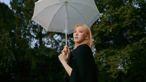 Red Velvet Wendy With Umbrella Wallpaper