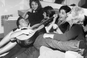 Rick Nelson With Four Female Fans, Circa 1958 Wallpaper