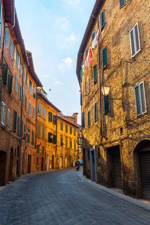 Road In Siena Italy Wallpaper