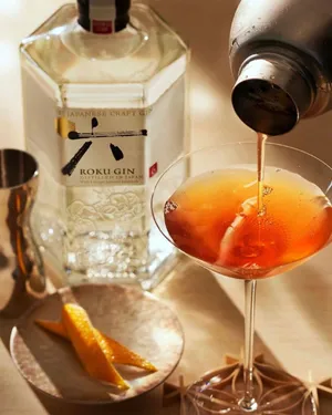 Roku Gin Cocktail Pour Wallpaper