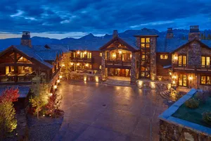 Romantic Big House Wallpaper