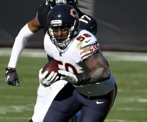 Roquan Smith Racing Against An Opponent Wallpaper