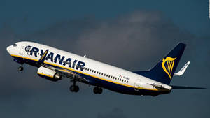 Ryanair In Dark Sky Wallpaper