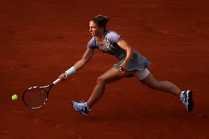 Sara Errani Running After Ball Wallpaper