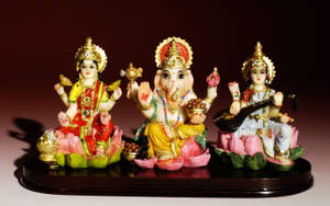 Saraswati Ganesh Laxmi Statues Wallpaper