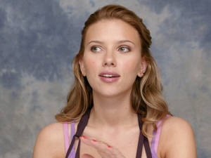 Scarlett Johansson With Brunette Locks Wallpaper