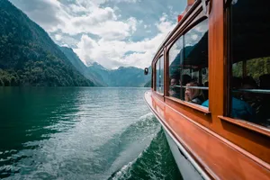 Scenic Boat Tour Screensavers Wallpaper