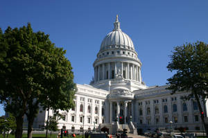 Scenic Dawn At Wisconsin State Capitol Wallpaper