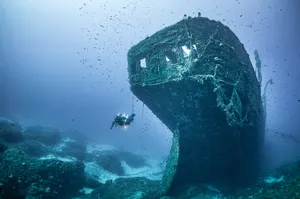 Scuba Diving Old Shipwreck Wallpaper