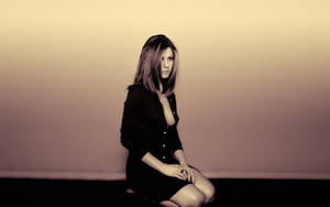 Sepia Jennifer Aniston Kneel Pose Wallpaper