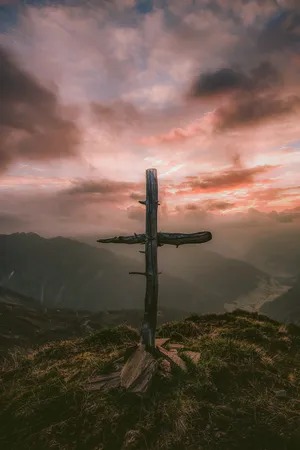 Show Your Faith And Brighten Your Day With This Beautiful Cute Cross Wallpaper. Wallpaper