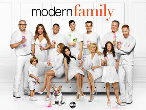 Show Your Love To Modern Family - The Tenth And Final Season Wallpaper