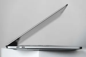Side View Macbook Air 2020 Wallpaper