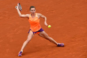 Simona Halep Serious Tenning Game Wallpaper