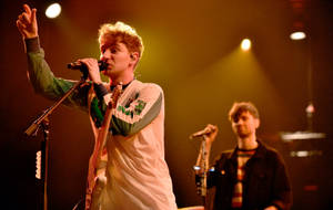 Singing Glass Animals Band Wallpaper