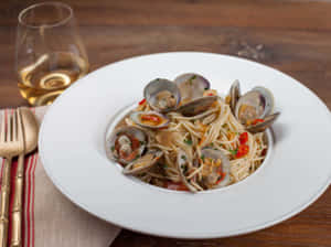 Single Serving Of Spaghetti Alla Vongole Wallpaper