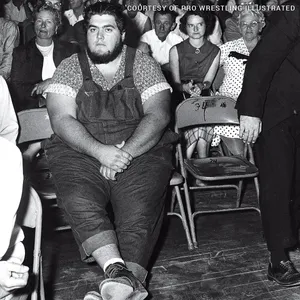 Sitting American Professional Wrestler Haystacks Calhoun Wallpaper