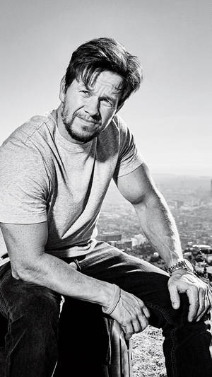 Sitting Mark Wahlberg In Black & White Wallpaper