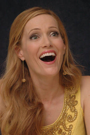 Smiling American Actress Leslie Mann Yellow Top Wallpaper