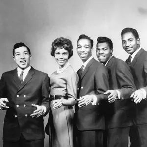 Smokey Robinsonand The Miracles Group Portrait Wallpaper